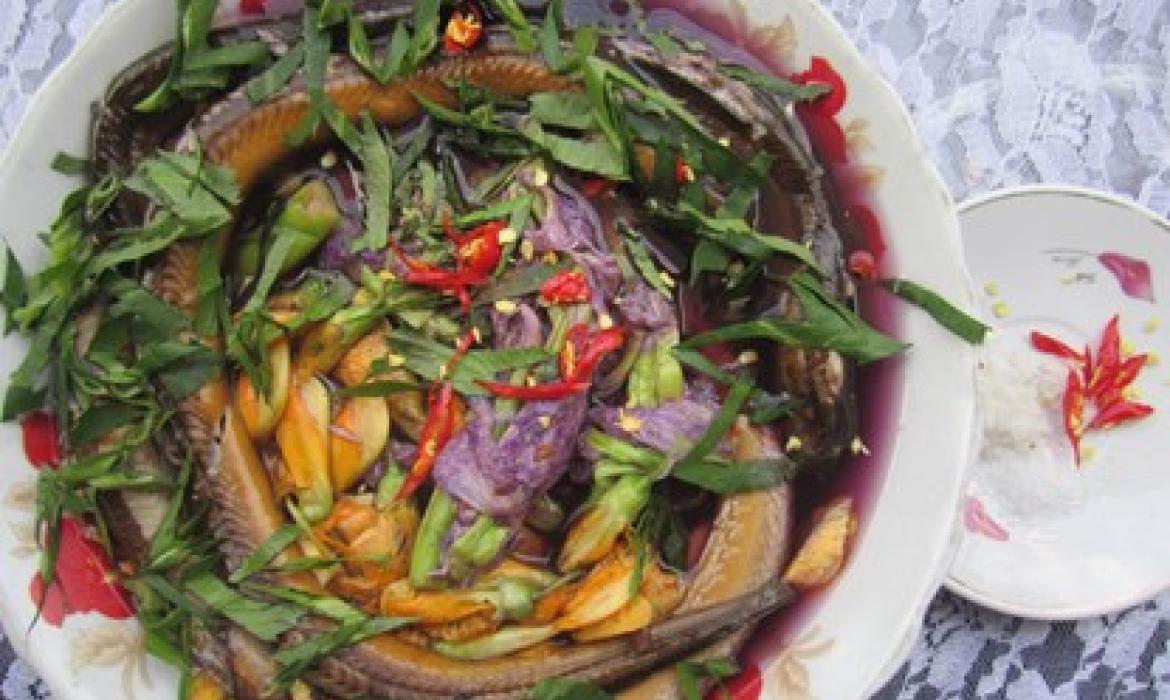 Canh chua lươn nấu hoa lục bình thanh mát 