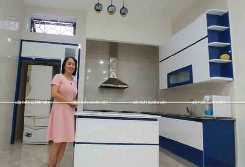 Chị Thúy xinh bên tủ bếp hiện đại vừa hoàn thiện xong