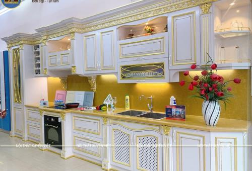 Tủ bếp tân cổ điển dát vàng đẳng cấp nhà biệt thự