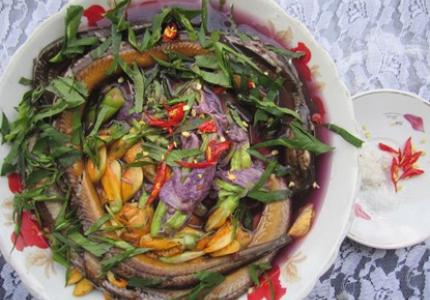 Canh chua lươn nấu hoa lục bình thanh mát 