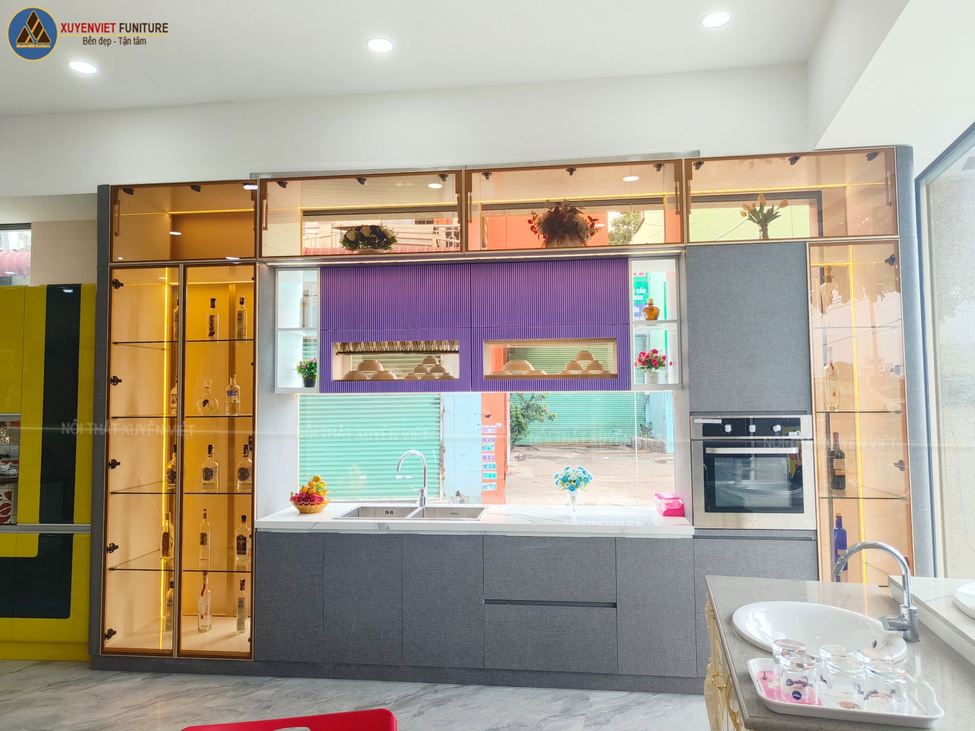 Hình ảnh bộ tủ bếp laminate kết hợp cánh kính được bày bán sẵn tại Xuyên Việt 2